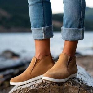 Olukai Hawai'iloa Manu Hope Sneaker Boot Size 9 in Fox/Off White